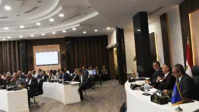 محافظ أسوان يصدر حزمة قرارات لتطوير العمل التنفيذي بالمحافظة