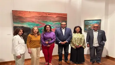 وزيرة الثقافة تزور معرض «أنشودة الأرض» للفنانة نازلي مدكور