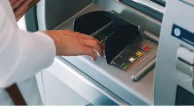 كيف تتصرف عند اقتراب شخص من ماكينة الصراف الآلي أثناء استخدامك؟
