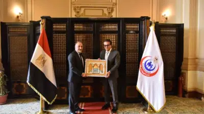 العكلوك يبحث مع وزير الصحة المصري إدخال عيادات طبية متنقلة إلى غزة