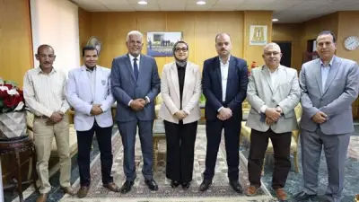 محافظ الوادي الجديد تناقش مشروعي الواحات الخضراء وتثبيت الكثبان الرملية مع نقيب الزراعيين