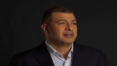 إحالة هاني شكري للمحكمة الاقتصادية في قضية إهانة جماهير الأهلي