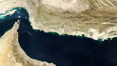 أكسيوس: البحرية الأمريكية تتمركز قرب مضيق هرمز لردع الهجمات الإيرانية