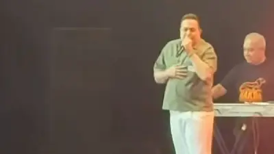 غضب جماهيري وتوجيه إشارات غير لائقة لحكيم بسبب تأخره عن حفله في أستراليا