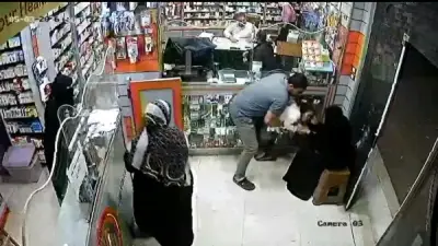 صيدلي ينقذ حياة طفلة اختنقت بقطعة حلوى في المحلة