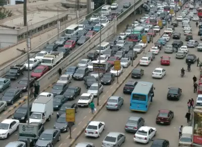 كثافات مرورية متفرقة خلال الذروة المسائية وتحذيرات بالالتزام بالسرعات