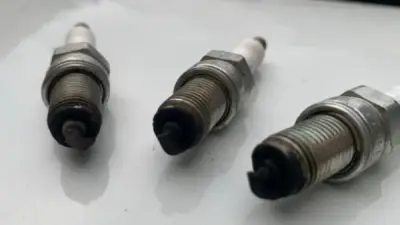 السبب الخفي وراء استهلاك سيارتك للبوجيهات بشكل مفرط