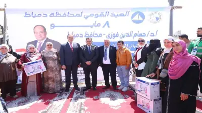 محافظ دمياط يسلم عقود عمل لذوي الهمم وماكينات خياطة للسيدات في العيد القومي