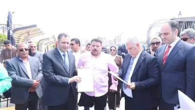 محافظ دمياط يكرم أبطال المصارعة الفائزين ببطولة أفريقيا في العيد القومي