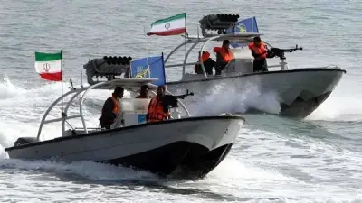 إيران تعلن آلية جديدة لتنظيم عبور السفن في مضيق هرمز وتحذر البحرية الأمريكية