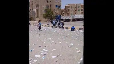 فيديو صادم لطلاب يمزقون الكتب بجوار مدرسة بالمنيا يثير غضب رواد التواصل