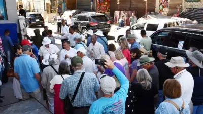 أمانة عامل نظافة بأسوان تعيد محفظة سائحة أجنبية وورش عمل لدعم الحرف