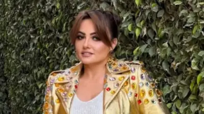 بشرى تخطف الأنظار بإطلالة كاجوال غير تقليدية وتتألق بالذهبي
