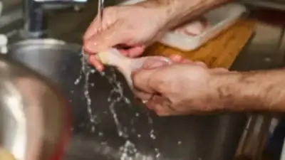 خبير يحذر: توقفوا فوراً عن غسل الدجاج قبل الطهي لهذا السبب