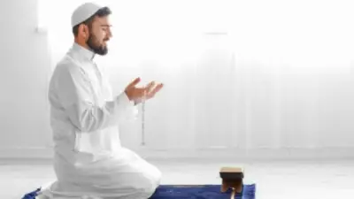 حكم قطع الصلاة عند طرق الباب بشدة.. أمين الفتوى يوضح