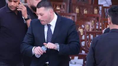 الحزن يخيم على نجل هاني شاكر ووالدته خلال عزاء والده