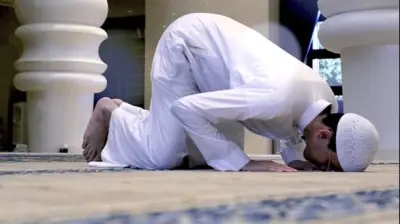 سنن صلاة الجمعة.. الاغتسال والتبكير والتطيب وأجر عظيم