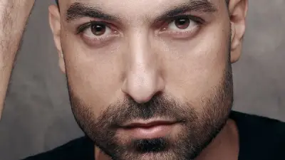 محمد سيف يكشف كواليس تصوير شيرين عبد الوهاب بالفستان الأحمر ودون ذكاء اصطناعي