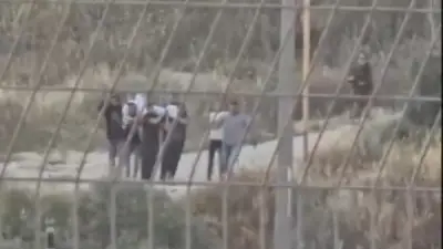 مشهد صادم بالضفة.. مستوطنون يجبرون عائلة فلسطينية على إخراج جثة من قبر