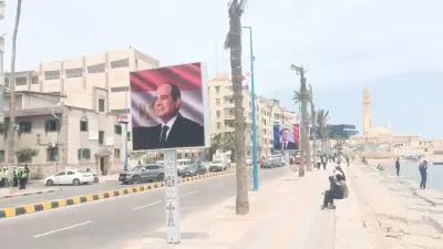 صور السيسي وماكرون تزين كورنيش الإسكندرية احتفالا بالزيارة