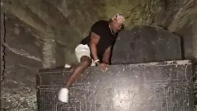 مصور أمريكي يثير غضب المصريين بتسلقه تابوتًا أثريًا في السرابيوم