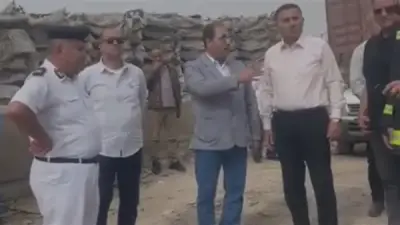 محافظ القليوبية ومدير الأمن يتفقدان حريق مخزن موتوسيكلات بقليوب