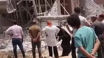 محاولة سيدة تقبيل قدم رئيسة مدينة بني مزار تشعل تفاعلاً واسعاً بالمنيا