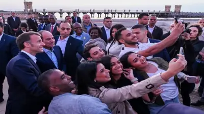 السيسي وماكرون يتجولان بالممشى السياحي بكورنيش الإسكندرية وقلعة قايتباي