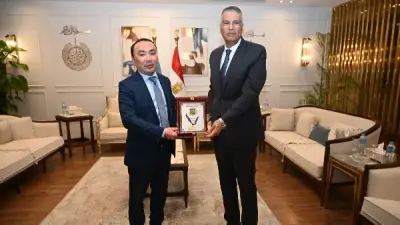 محافظ جنوب سيناء يبحث تعزيز التعاون السياحي والثقافي مع سفير كازاخستان