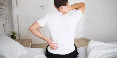 أسباب تفاقم آلام الظهر مع نهاية اليوم وطرق العلاج