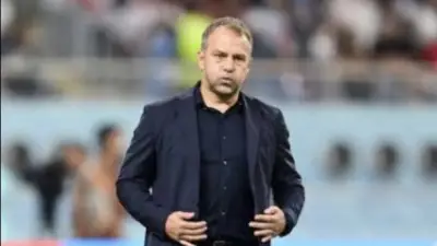 دقيقة حداد وشارات سوداء في الكلاسيكو.. برشلونة وريال مدريد ينعيان والد هانز فليك