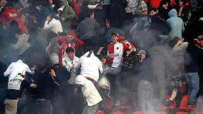 إلغاء قمة الدوري التشيكي بعد اقتحام جماهير سلافيا لأرض الملعب
