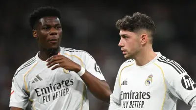جماهير برشلونة تسخر من شجار تشواميني وفالفيردي برسائل لاذعة