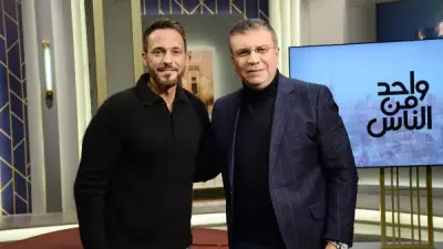 عمرو الليثي يكرم يوسف الشريف عن مسلسل فن الحرب ويهديه درع التكريم