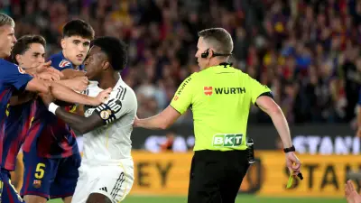 حكم الكلاسيكو يحذر فينيسيوس وبيدري قبل انطلاق المباراة