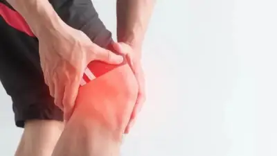 بدون إصابة.. أبرز أسباب تورم الركبة المتكرر وطرق التشخيص