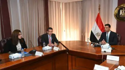وزير الصناعة يبحث مع وفد سيمكس خطط التوسع وخفض الانبعاثات ودعم الإنتاج المحلي