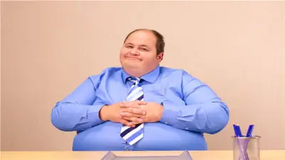 الجلوس الطويل يهدد بالسمنة.. كيف تحمي نفسك في العمل؟