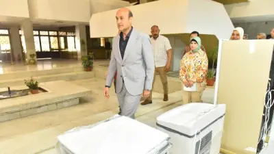 محافظ أسيوط يسلم جهاز عروسة وكرسيين متحركين كهربائيين ضمن جهود الحماية الاجتماعية