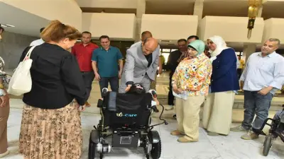 محافظ أسيوط يسلم جهاز عروسة كامل وكرسيين كهربائيين لذوي الهمم
