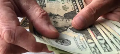 الدولار يتشبث بالاستقرار وأسعار النفط ترتفع مع تصاعد التوترات السياسية