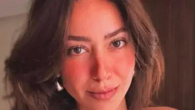 هند عبد الحليم تثير الجدل بإطلالة صيفية جريئة بالكب الأبيض