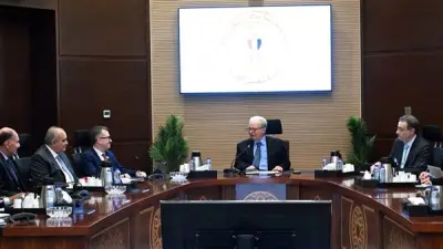 الحكومة تبدأ إعادة هيكلة الجهاز الإداري بدراسة دمج أو إلغاء جهات
