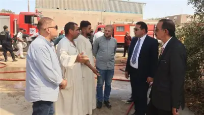 محافظ سوهاج ومدير الأمن يتفقدان حريق مصنع حلج أقطان في طهطا