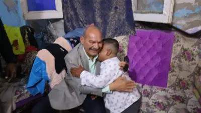 محافظ السويس يزور منزل شاب من ذوي الهمم ويحل مشكلته فوراً