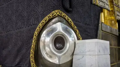 رحلة الحجر الأسود من الجنة إلى الأرض.. قطعة من الخلد ويمين الله في أرضه