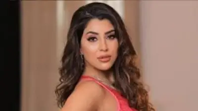 آيتن عامر تتألق بفستان ذهبي في إطلالة ساحرة على إنستجرام