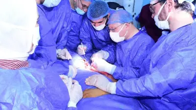 رئيس جامعة سوهاج يقود فريقاً طبياً لإنقاذ ذراع شاب من الشلل بعد حادث مروري