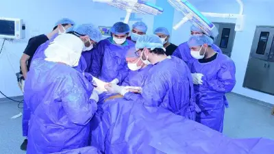 رئيس جامعة سوهاج يقود جراحة دقيقة لإنقاذ ذراع شاب من الشلل