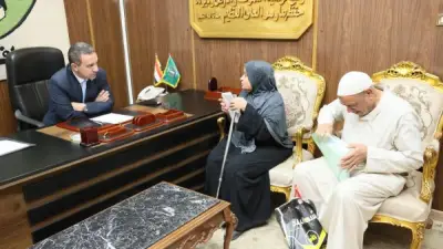 محافظ المنوفية يصرف كرسي متحرك ومواد غذائية لطفل من ذوي الهمم